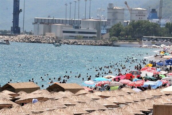 Antalya'da turistler plajlara akın etti! Denizin keyfini çıkardılar - Resim: 2