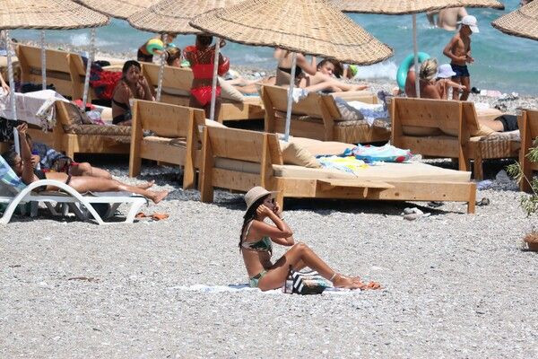 Antalya'da turistler plajlara akın etti! Denizin keyfini çıkardılar - Resim: 3