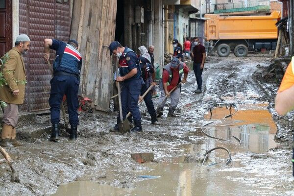 Bartın'da sel kabusu! Mahalle su altında kaldı: En çok ona üzüldüm - Resim: 1