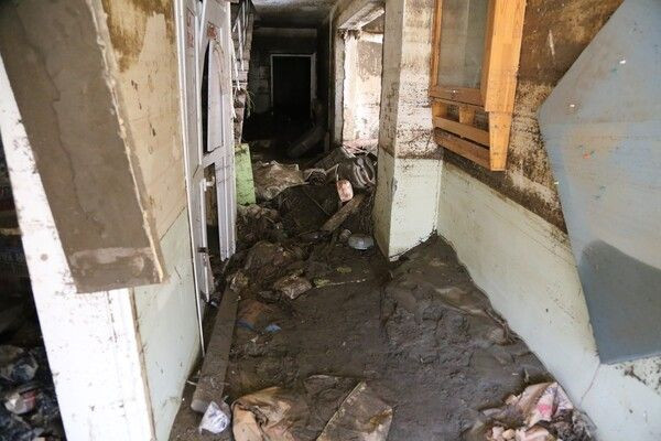 Kastamonu Bozkurt'ta selde sular altında kalan dairede bulundu! Çantayı açanlar inanamadı - Resim: 2