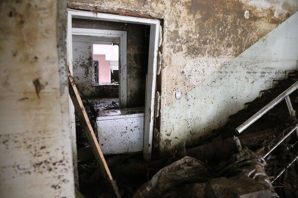 Kastamonu Bozkurt'ta selde sular altında kalan dairede bulundu! Çantayı açanlar inanamadı - Resim: 1