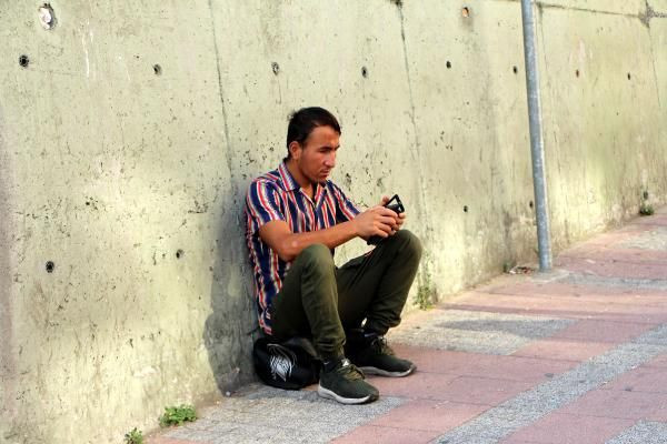 İstanbul'un göbeğinde göçmen işçi pazarı! Savaştan kaçmadık - Resim: 2