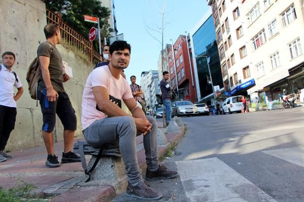 İstanbul'un göbeğinde göçmen işçi pazarı! Savaştan kaçmadık - Resim: 1