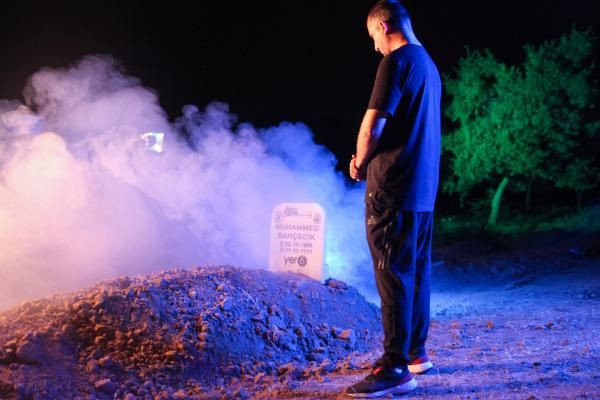 Sosyal medyada 'TIK'lanma çılgınlığı! Kefen giyip canlı canlı gömüldü - Resim: 1