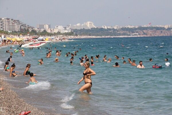 Antalya'da turistler plajlara akın etti! Denizin keyfini çıkardılar - Resim: 3