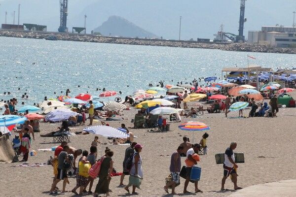 Antalya'da turistler plajlara akın etti! Denizin keyfini çıkardılar - Resim: 4