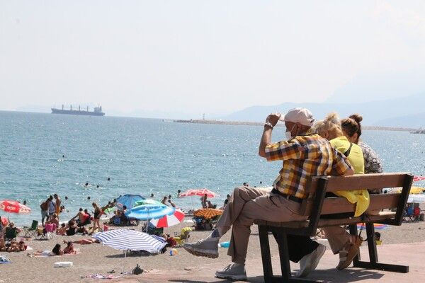 Antalya'da turistler plajlara akın etti! Denizin keyfini çıkardılar - Resim: 1
