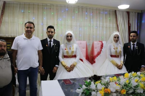 İkiz damatlar ikiz gelin aldı! Tek yumurta ikizleri evlenirken de ayrılmadı - Resim: 1