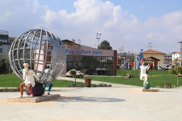 Denizli'de tartışılan heykeller kaldırıldı! Yerine kalp şeklinde bir simge yerleştirildi - Resim: 1