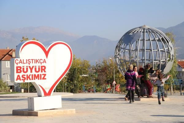 Denizli'de tartışılan heykeller kaldırıldı! Yerine kalp şeklinde bir simge yerleştirildi - Resim: 3