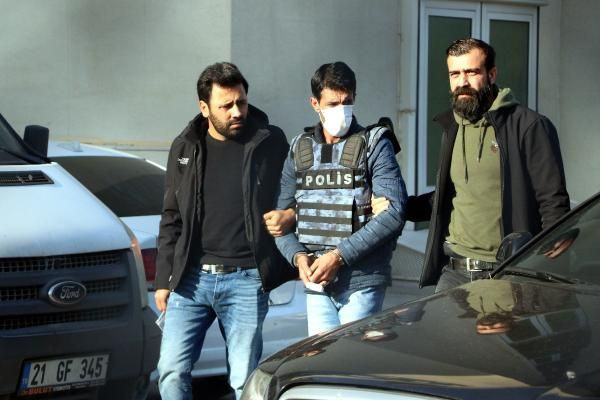 Oğlunu öldürüp, eşi ve kızını yaraladı! Çelik yelekle adliyeye getirildi - Resim: 1