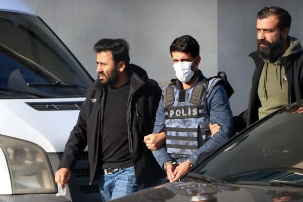 Oğlunu öldürüp, eşi ve kızını yaraladı! Çelik yelekle adliyeye getirildi - Resim: 2