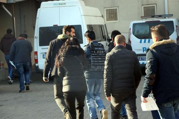 Oğlunu öldürüp, eşi ve kızını yaraladı! Çelik yelekle adliyeye getirildi - Resim: 4