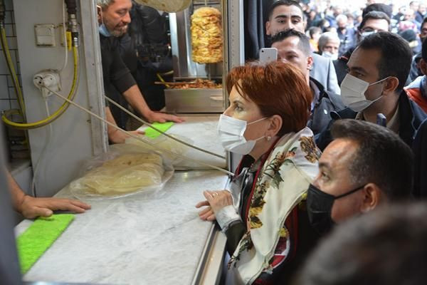 Meral Akşener Manisa'da kep takıp köfte pişirdi! "Esnaf bu ülkenin bel kemiği" - Resim: 1