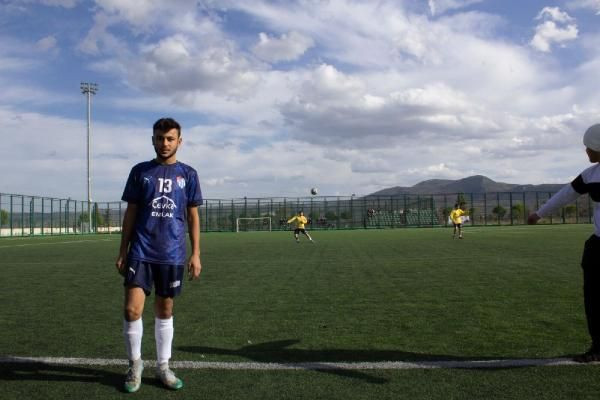 Bursa'da kırmızı kart gören futbolcu silahla rakip takımın soyunma odasını bastı - Resim: 1