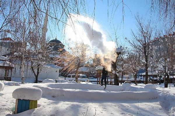Bingöl Karlıova'da sıcaklık -20 derece! Havaya atılan kaynar su dondu - Resim: 1