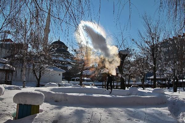 Bingöl Karlıova'da sıcaklık -20 derece! Havaya atılan kaynar su dondu - Resim: 2