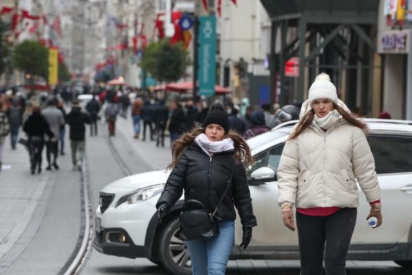 Vakalar patladı kuralları takan yok! Taksim'de maskesiz ve mesafesiz yoğunluk - Resim: 3