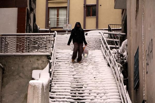İstanbul'da işe gitmek için yola çıkanların zor anları! Yoğun kar yağışı etkili oluyor - Resim: 2