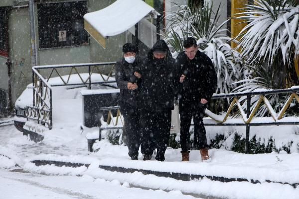 İstanbul'da işe gitmek için yola çıkanların zor anları! Yoğun kar yağışı etkili oluyor - Resim: 4