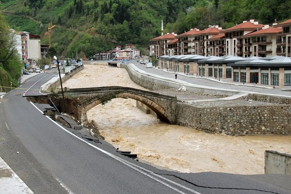 Akıllanmıyoruz! Giresun'da yeni sel felaketi! Selin yıktığı Dereli'nin yolu 3 ayda çöktü - Resim: 2