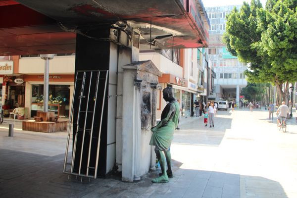 Önce hunharca tekmeledi sonra benzin döküp yaktı! Olay güvenlik kamerasına yansıdı - Resim: 1