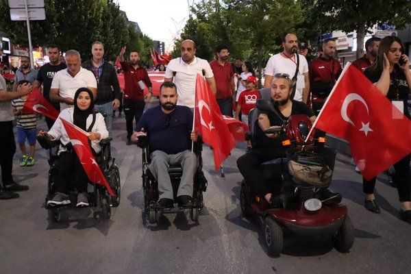 15 Temmuz demokrasi nöbetleri 6. yılında da devam etti! Vatandaşlar meydanlara akın etti - Resim: 3