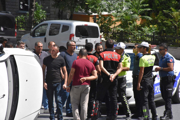 İstanbul Güngören'de araç yan yattı çevredeki vatandaş yardıma koştu - Resim: 0