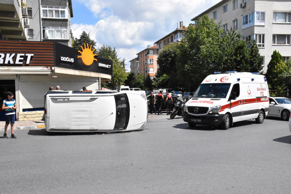 İstanbul Güngören'de araç yan yattı çevredeki vatandaş yardıma koştu - Resim: 1