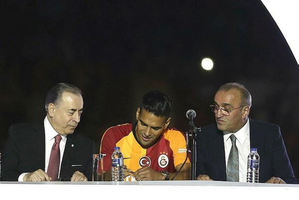 Radamel Falcao topa vurmadan voleyi vurdu darphane gibi para basıyor - Resim: 0