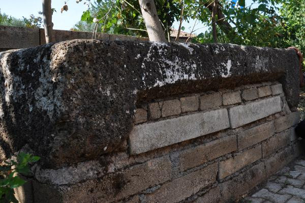 Camideki musalla taşı Roma dönemine ait lahit çıktı! Gözü gibi koruyor - Resim: 3