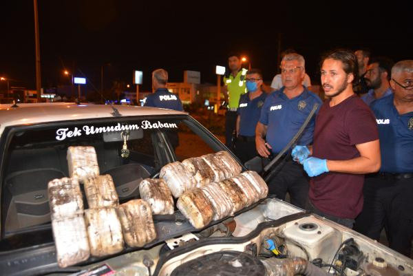 Polise çarpıp kaçan otomobilden 16 kilo esrar çıktı - Resim: 1