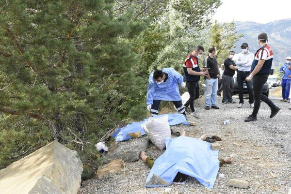 Gümüşhane'de korkunç olay! Anne ve kızı kuşburnu toplarken yıldırım düşmesi sonucu öldü - Resim: 0