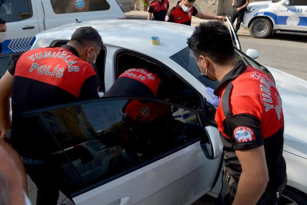 Çalışır haldeki otomobilde elinde tabancayla uyudu, polis camı kırarak müdahale etti - Resim: 0