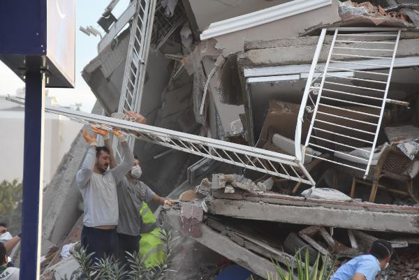 İzmir depreminde enkaz altında kaç kişi var? Pakdemirli Bayraklı için sayı verdi - Resim: 0