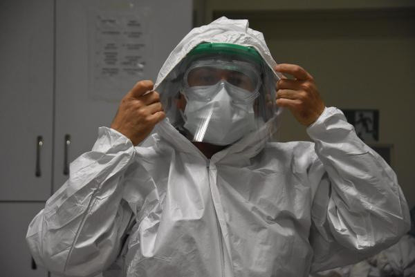 Sağlık çalışanları isyan etti: Dışarıdakiler 1 maske takmazken, biz 3 maske ile çalışıyoruz - Resim: 0