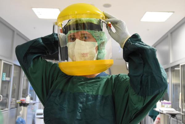 Sağlık çalışanları isyan etti: Dışarıdakiler 1 maske takmazken, biz 3 maske ile çalışıyoruz - Resim: 1