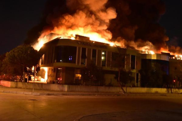 İzmir'de gece alev alev yandı zarar 93 milyon TL! Havadan görüntülendi - Resim: 0