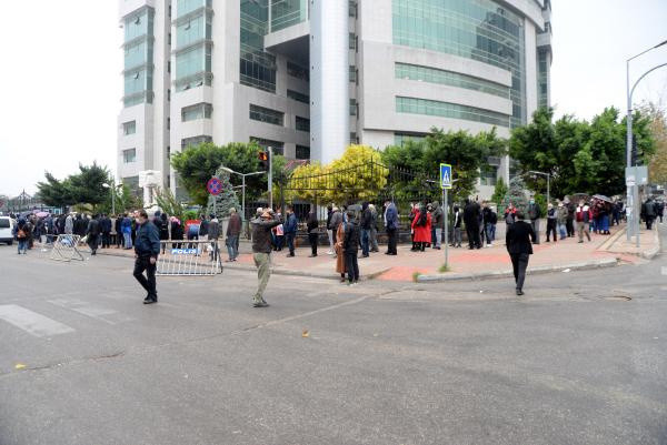 Sosyal mesafe kuralını ihlal edildi! Mersin Adliyesi önünde HES kodu kuyruğu - Resim: 0