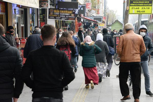 Sosyal mesafe hiçe sayıldı! Diyarbakır sokakları 56 saatlik kısıtlama sonrası doldu - Resim: 0
