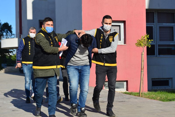 Adana'da 44 yaş büyük adamla kız kardeşini cinsel ilişkiye soktu! Çıplak videosunu... - Resim: 0