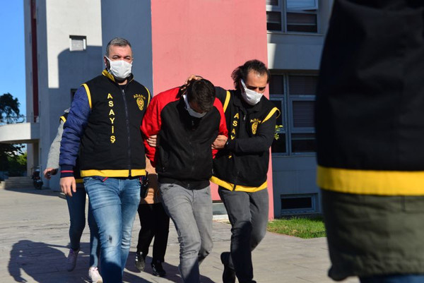 Adana'da 44 yaş büyük adamla kız kardeşini cinsel ilişkiye soktu! Çıplak videosunu... - Resim: 1