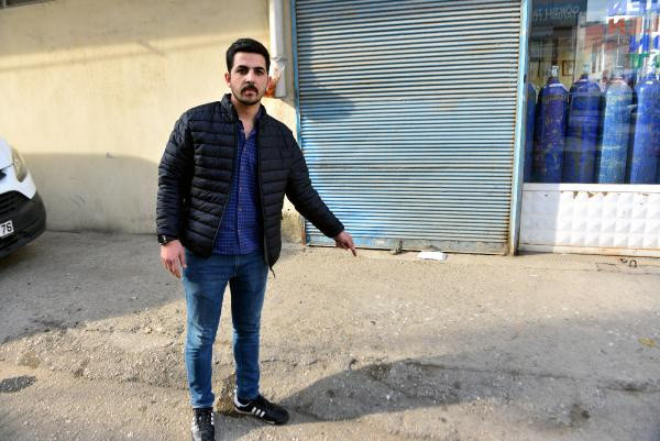 Adana'da sokak ortasında dehşet saçtı! Çevredekiler aldırış etmedi - Resim: 0