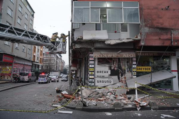 Sultangazi'de binanın balkonu aniden çöktü - Resim: 1