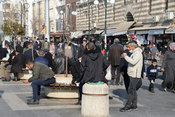 Vaka sayılarının düştüğü Diyarbakır'da son durum! Sokaklar kısıtlama sonrası doldu - Resim: 0