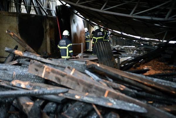 Adana'da alev alev yandı geriye enkaz kaldı: Gördükçe içimiz yanıyor - Resim: 0