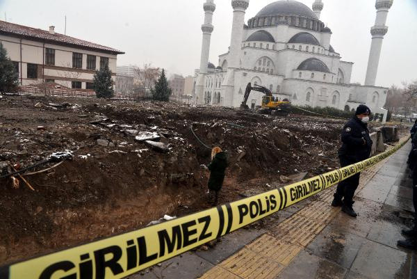 Ankara'da dükkan yapmak için kazıldı! Ortaya çıkanlar ekipleri harekete geçirdi - Resim: 0