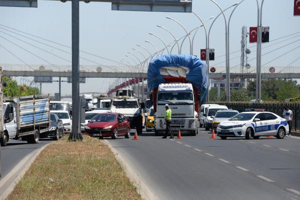 Diyarbakır'da patlayan lastik zincirleme kazaya yol açtı: Yaralılar var - Resim: 0