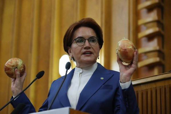 Akşener'in önüne soğan döken vatandaştan itiraf ve özür! İYİ Partililer beni kandırdı - Resim: 1