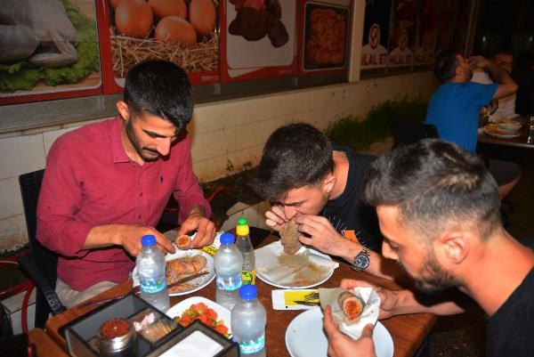 Adana'da yasak kalkınca gece yarısı akın ettiler: Yetiştiremiyoruz - Resim: 0